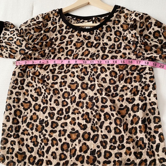 Leopard Print Short Sleeve Textured Top - Picture 4 of 9